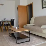 Central Apartments Preko بريكو