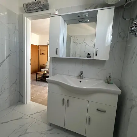 Central Apartments Preko Appartement *