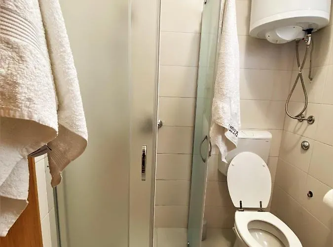 Central Apartments Preko شقة *