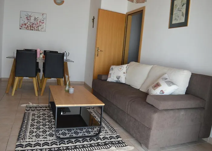 Central Apartments Preko بريكو