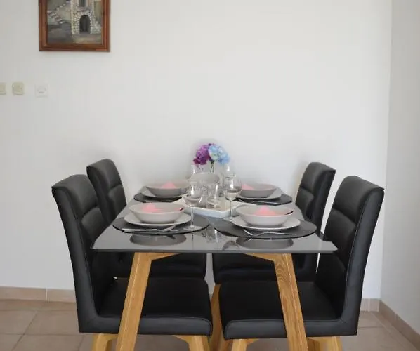 Central Apartments Preko شقة