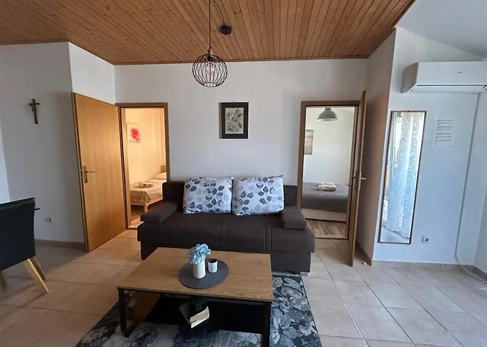 Central Apartments Preko بريكو