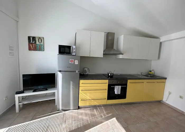 Central Apartments Preko بريكو