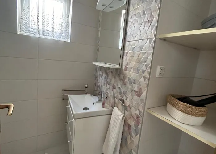 Central Apartments Preko بريكو