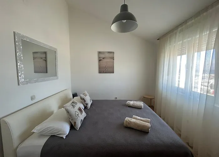 Central Apartments Preko بريكو