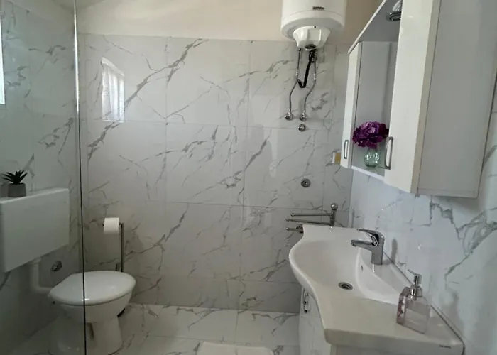 Central Apartments Preko شقة