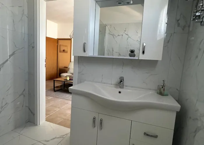 Central Apartments Preko شقة *